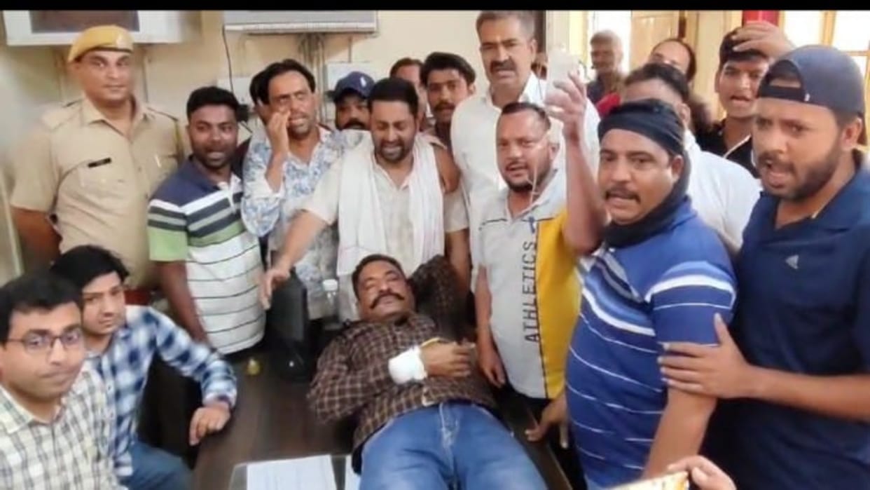Bikaner News: Protest against undeclared power cut, councilor got glucose administered by lying on AEN table