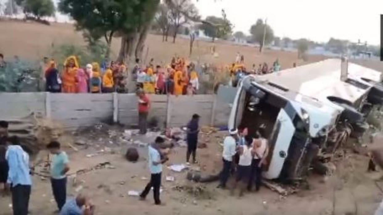 Road Accident: Sleeper bus coming to Jaipur fell 10 feet from the road, one girl died, more than 25 injured