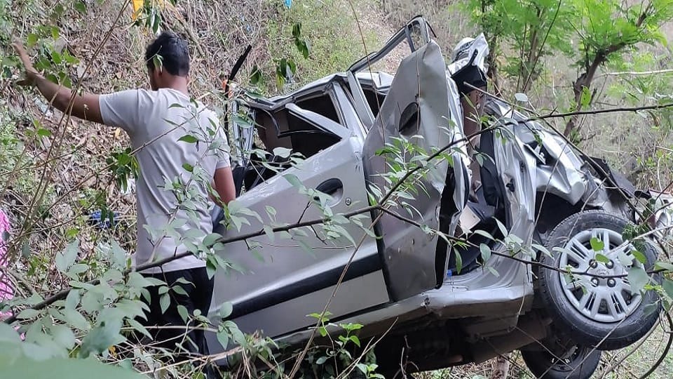 Almora Accident News: The family of the victim of a road accident remained lying in the ditch all night long