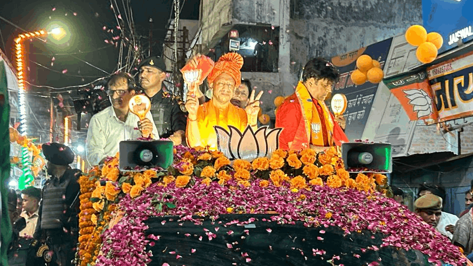 CM Yogi's road show begins in Gorakhpur, he goes out in an open jeep with MP Ravi Kishan and the mayor