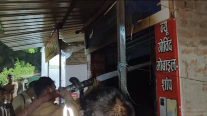दुकान में लगी आग बुझाते दमकलकर्मी।