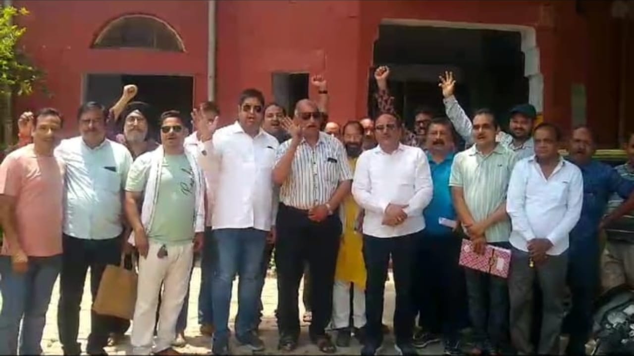 Ruckus over power cuts in scorching heat JE beaten up by people in Lakhimpur kheri