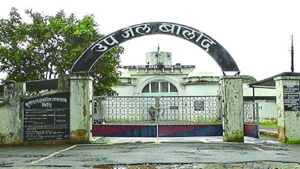 Excise department team took away accused beating him after catching him with alcohol in Balod