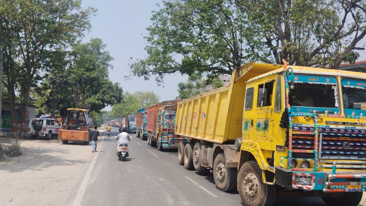 Vaishali: A high speed truck loaded with red sand suddenly overturned, one person died after being crushed