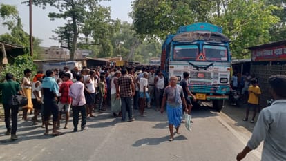 Vaishali: A high speed truck loaded with red sand suddenly overturned, one person died after being crushed