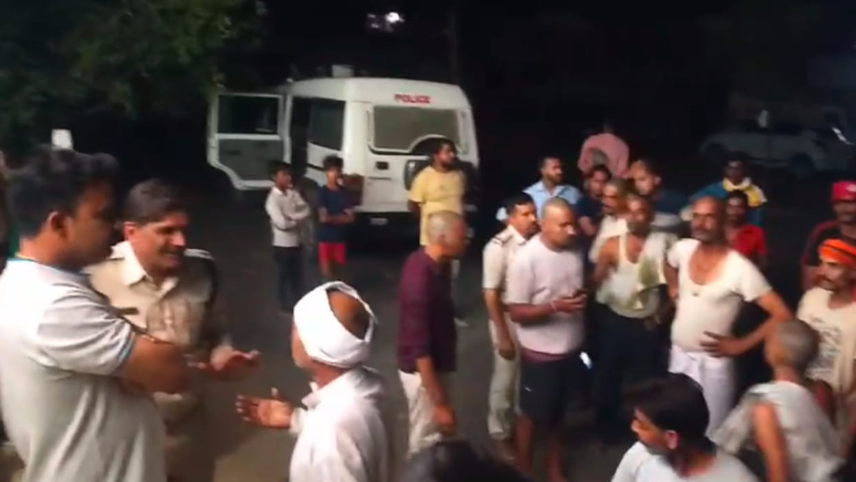Vidisha: Businessman chased and beaten in Vidisha, angry villagers surrounded the police station
