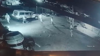 Vidisha: Businessman chased and beaten in Vidisha, angry villagers surrounded the police station