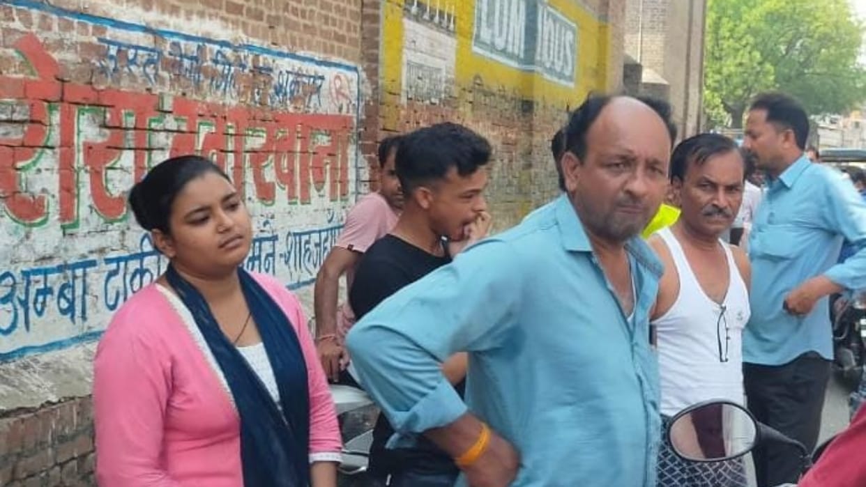 thieves looted the gold tops and mobile from the girl in shahjahanpur