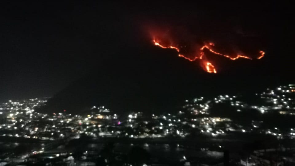 Fire broke out on Varunavat mountain located at the top of Uttarkashi headquarters