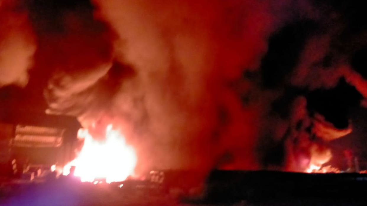 huge fire broke out in the scrap kept in the old warehouse of Samastipur railway station