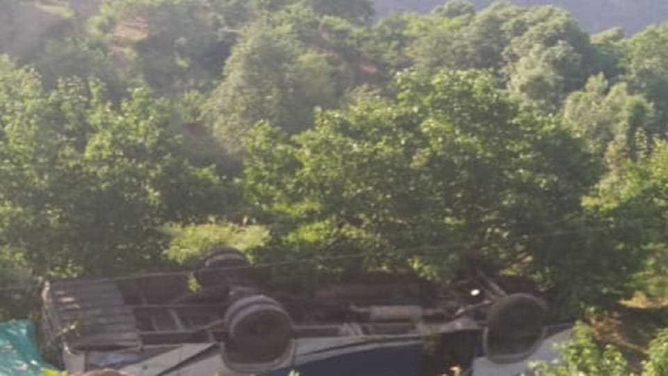 Six injured in Delhi school bus overturned in field in bhimtal nainital