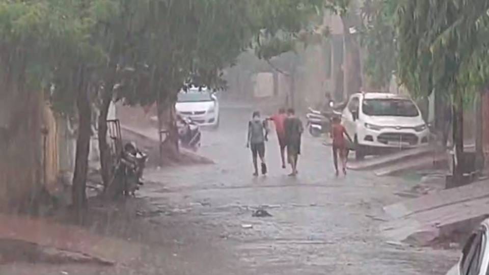 MP Weather Update Low Pressure System in Bay of Bengal Slowed down Monsoon Check Updates News in Hindi