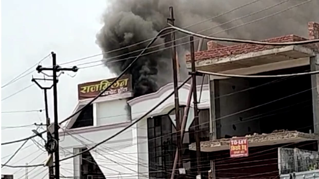 Bijnor: A huge fire broke out on the upper floor of the banquet hall
