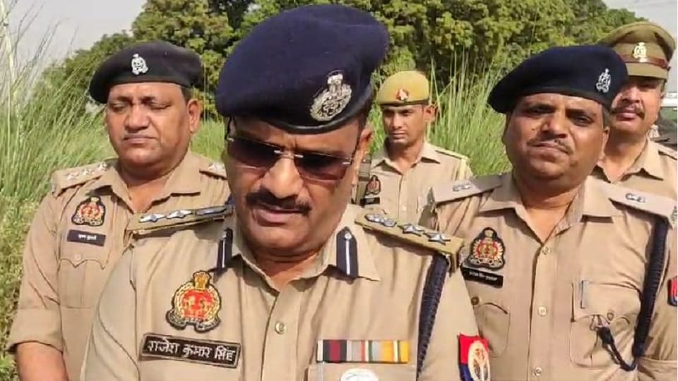 Dead bodies of woman and innocent child found on banks of canal in Etah Police engaged in investigation