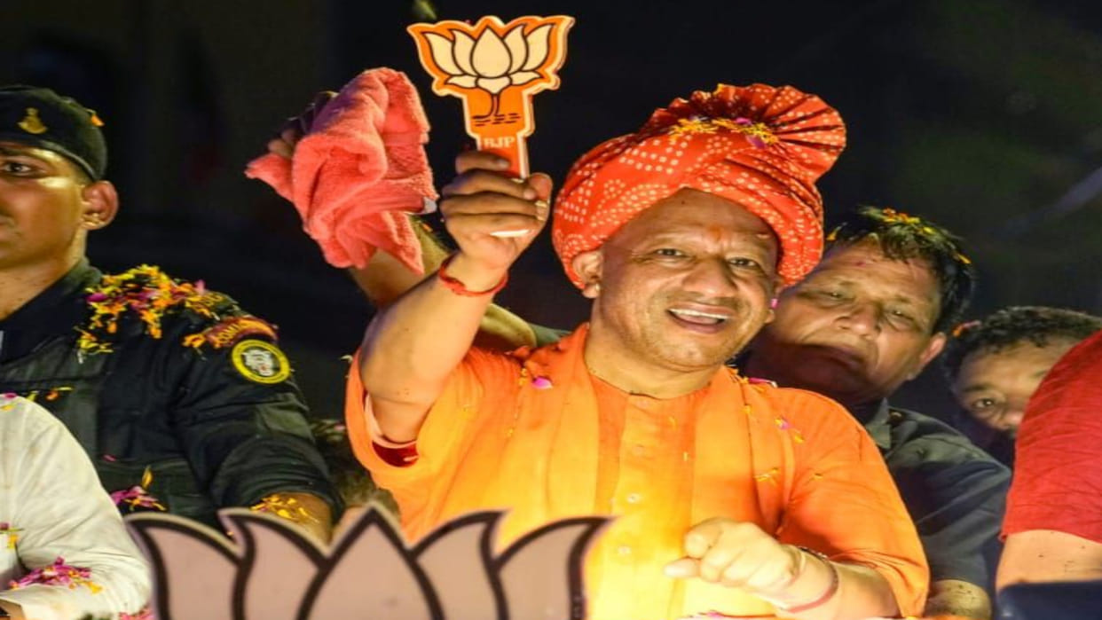 Yogi became emotional after seeing the crowd during the roadshow in Gorakhpur, Gorakshnagari turned saffron