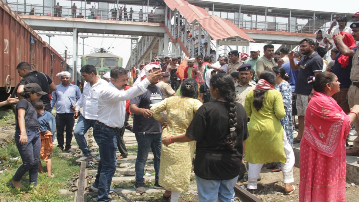 Gorakhpur News: Sleeper coach installed in place of AC...passengers created ruckus on the track