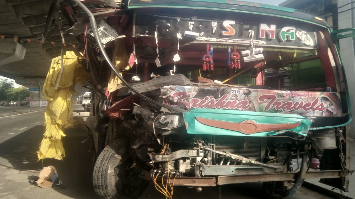 Prayagraj Accident: Heavy collision between tourist bus and DCM on highway overbridge