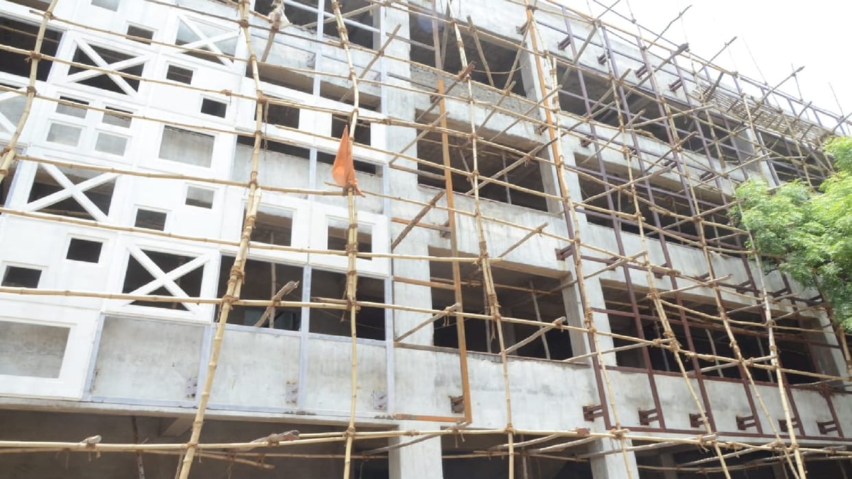 Raipur: building is being constructed in Shastri Bazar; collector inspected it