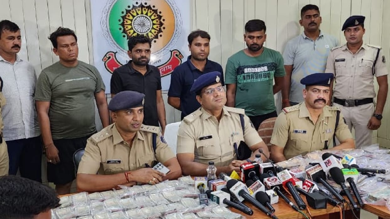 liquor shop employees looted the safe, four arrested in Raipur