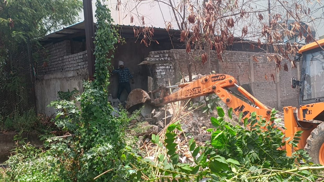 Raipur News: Babylon Hotel owner had illegal occupation; Municipal Corporation ran a bulldozer