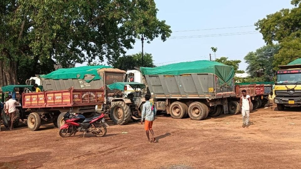 Strict action continues against illegal excavation, transportation and storage in Gariaband