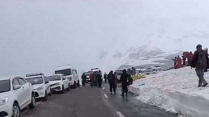 Fresh snowfall in Rohtang Manali Himachal Pradesh tourists are overjoyed