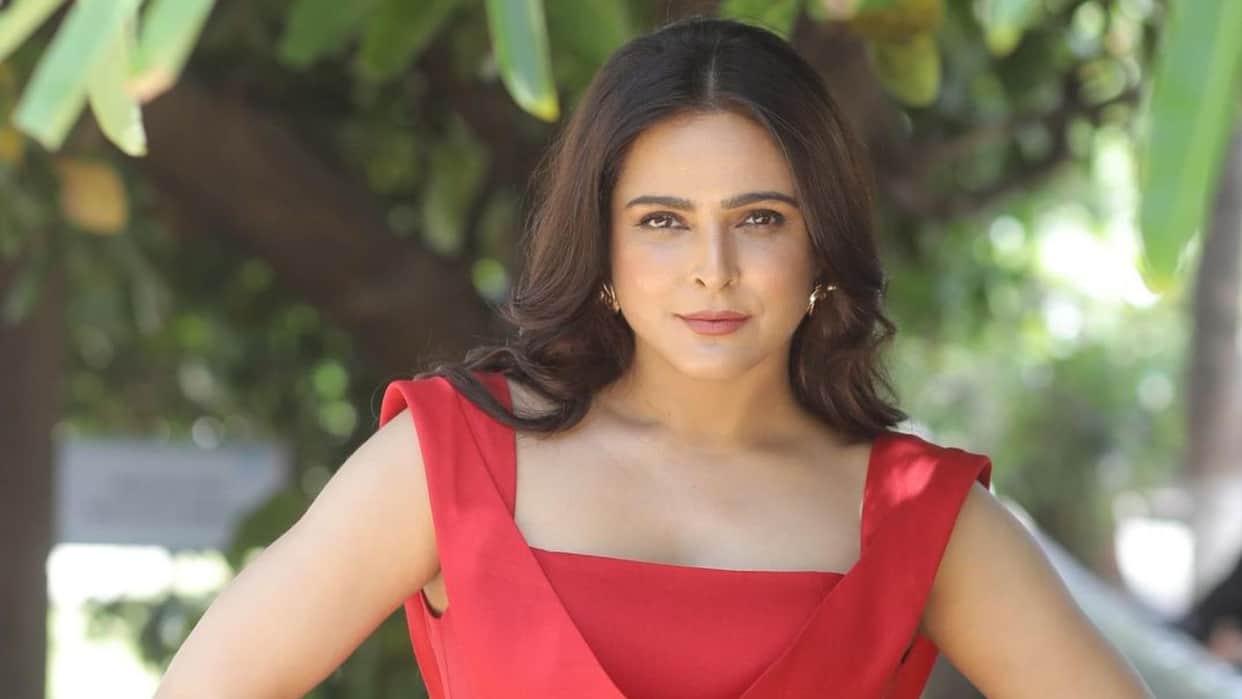 Madhurima Tuli apologies Hrithik Roshan For Ignoring Him 2 Years Ago share a note on instagram