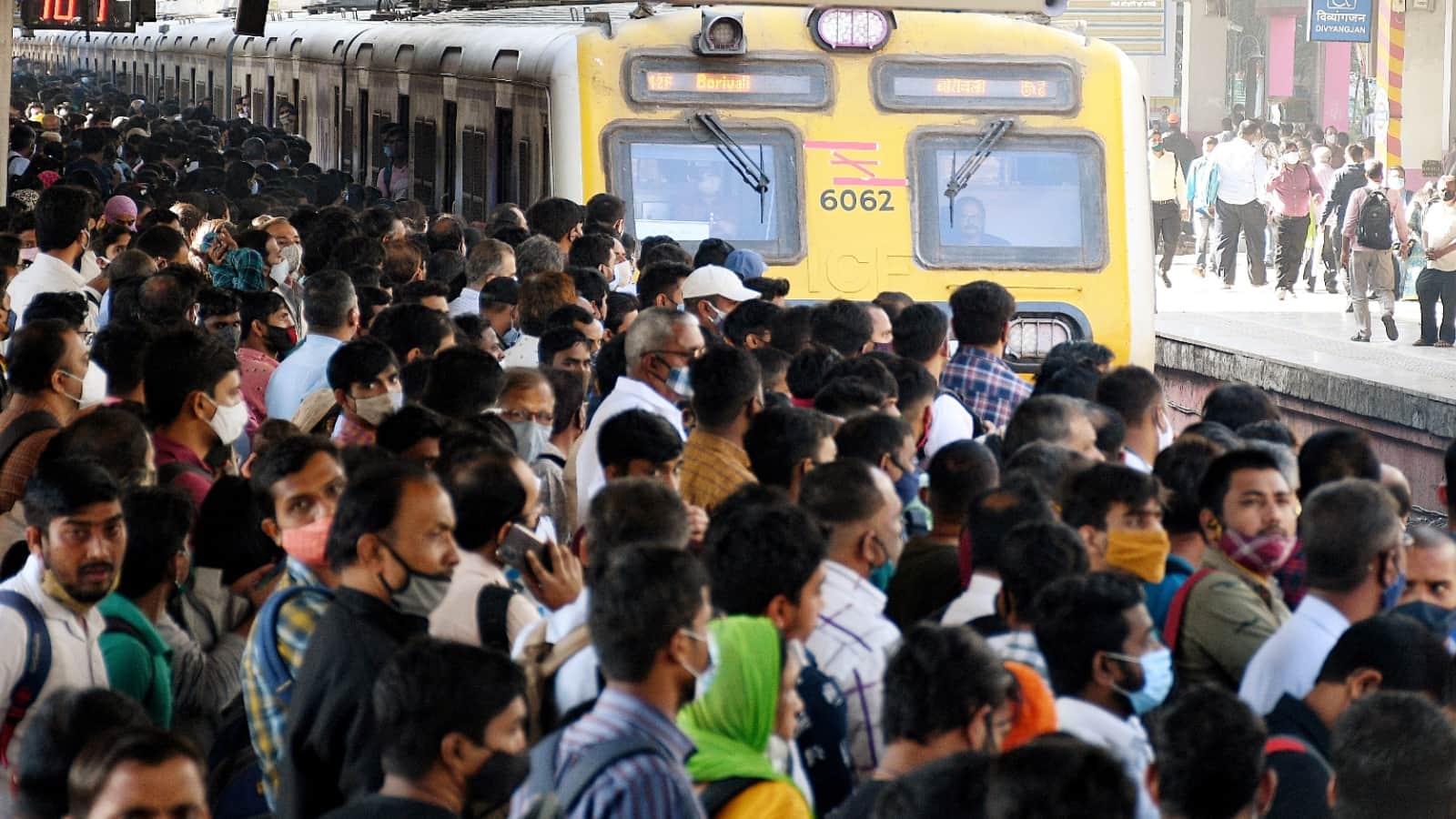 Mumbai wakes up to thunderstorms, gusty winds suburban train services affected Amid Monsoon Hits Maharashtra
