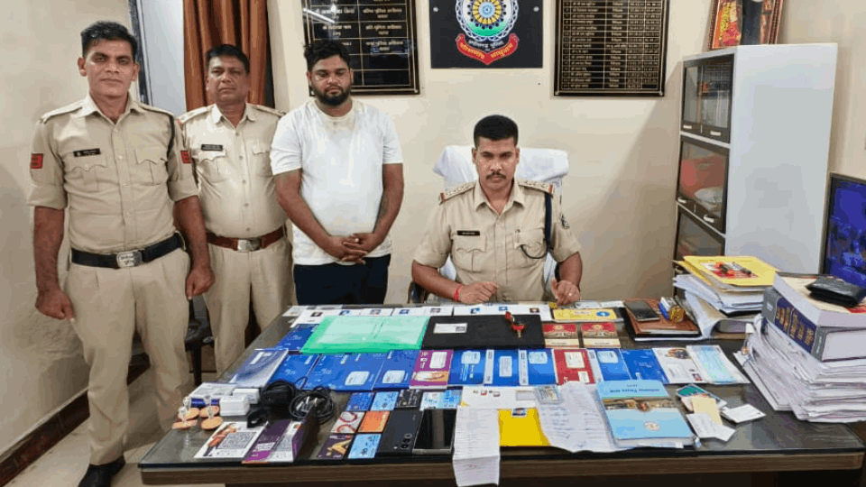 person cheated lakhs rupees in name of getting a job In Jagdalpur
