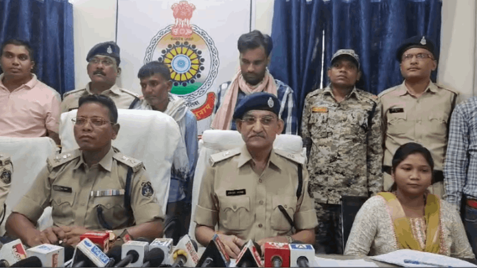 Balod police has arrested two drug smugglers