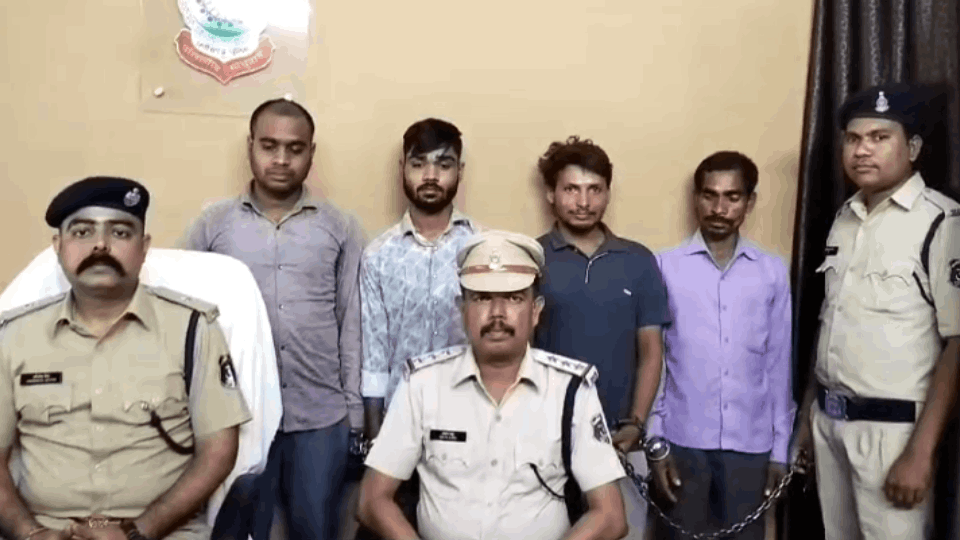 पुलिस की गिरफ्त में आरोपी