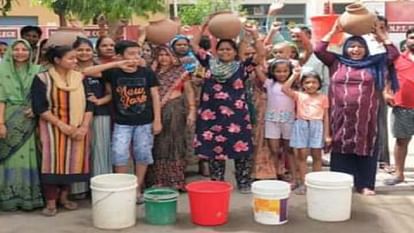 Women of Dayalbagh demonstrated for water in agra up news