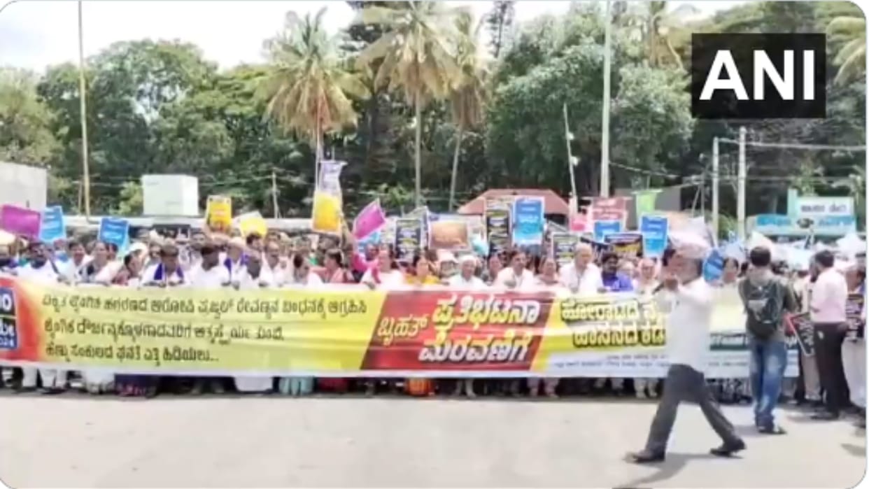 Karnataka: Demanding arrest of Prajjwal and justice for victims, angry people took to the streets,