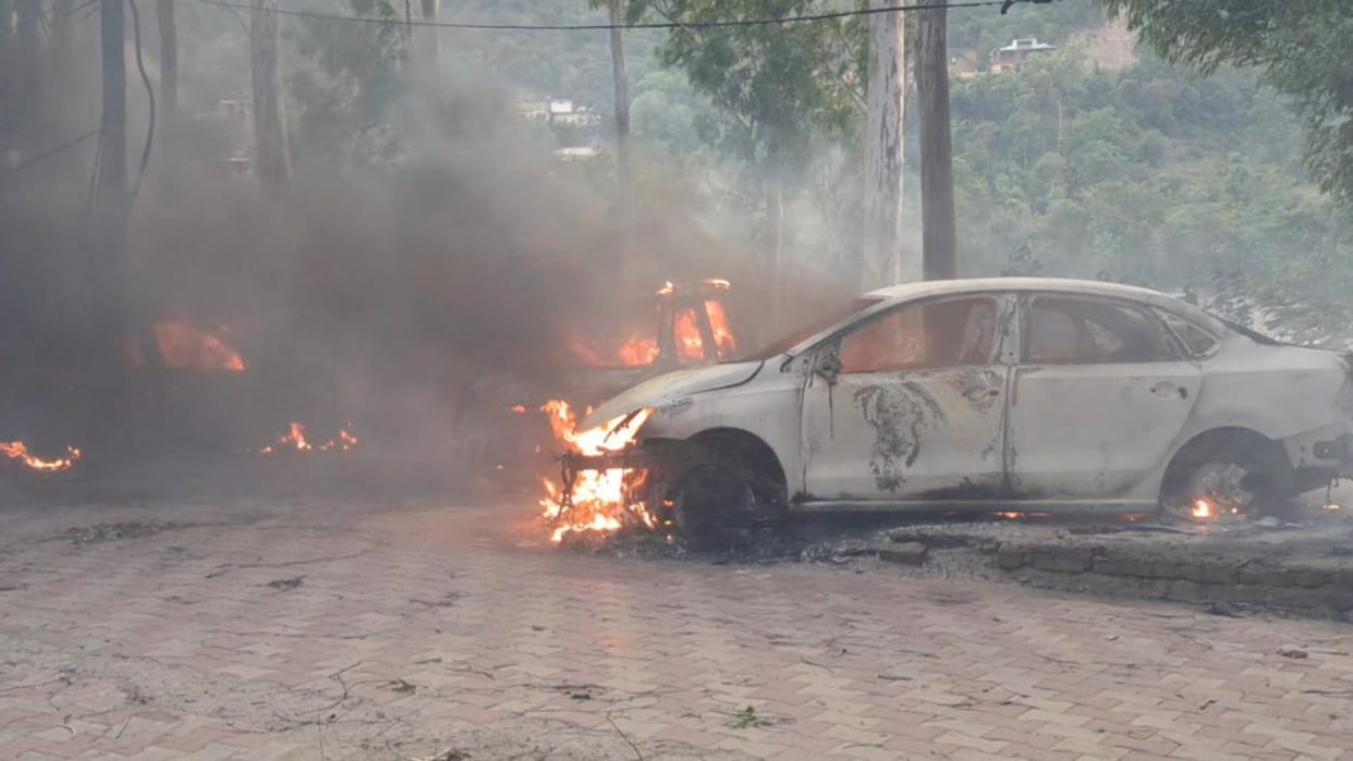 Mandi News A car parked in the parking lot suddenly caught fire