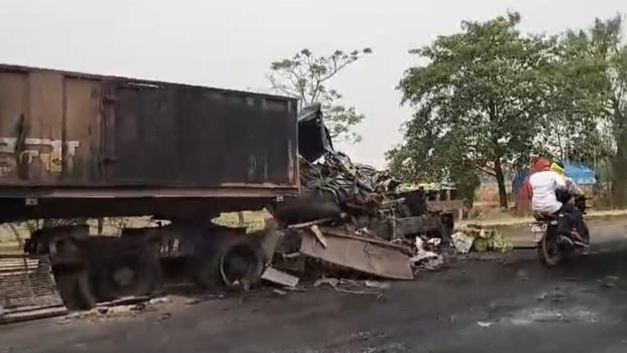Bihar News : UP resident Two burned alive on road after trucks collision in bihar news accident today