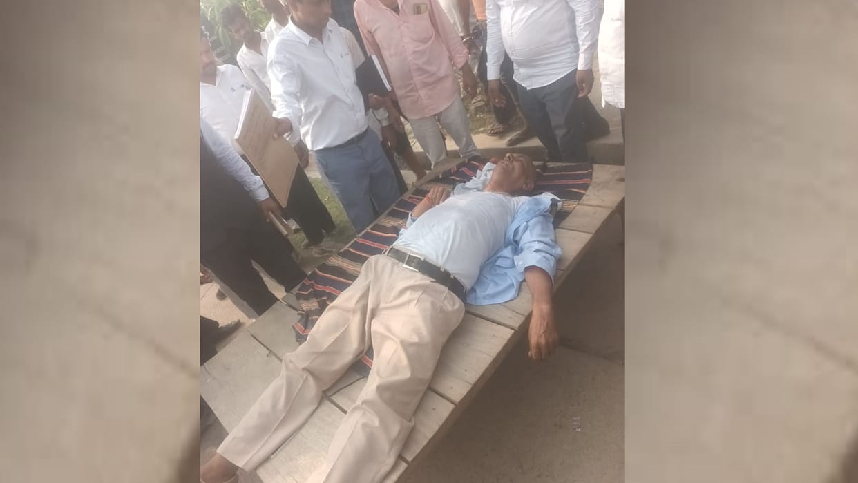 A lawyer died after heart attack in Shravasti.