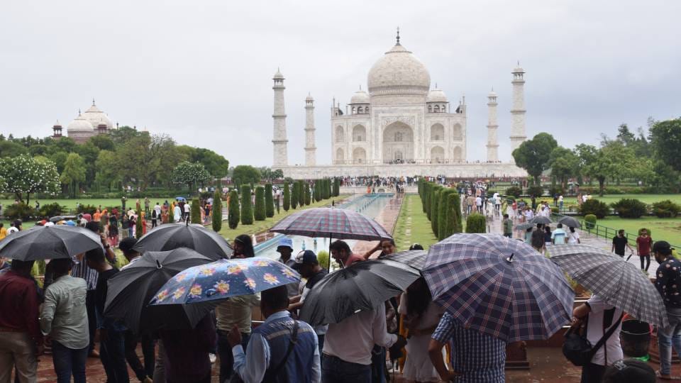 Tourist's eight thousand rupees missing in Taj Mahal search for suspects through CCTV