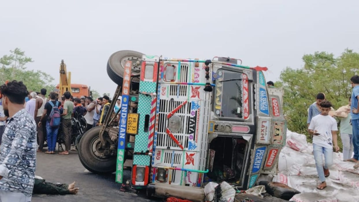 bike rider going to meet his son died a tragic death when a truck overturned in jamui