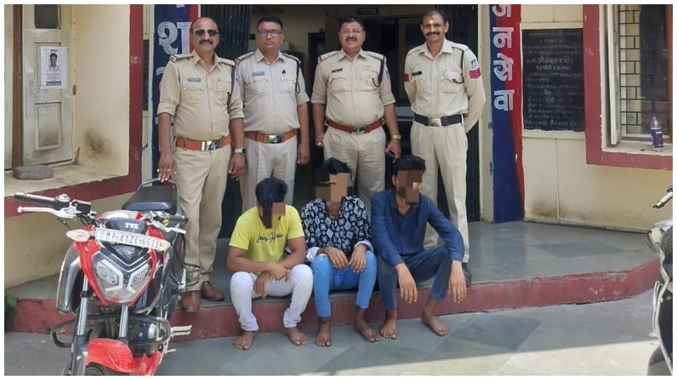 Ujjain News: Police arrested three youths from Dewas who had come to Ujjain to sell hashish
