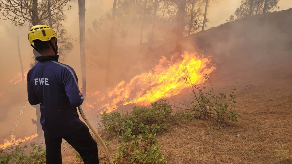 Firefighter shoes and helmet will be a shield against fire current chemicals Uttarakhand News in hindi