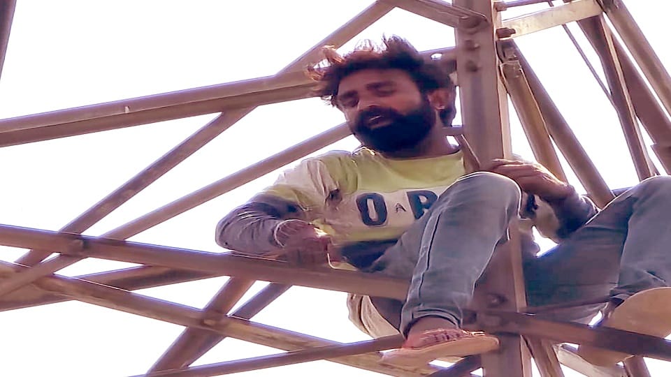 Uttarakhand News: man climbed the tower in kashipur uttarakhand