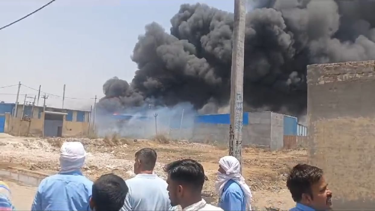 Fire in Sonipat paint factory, thinner drums burst, smoke covered the sky, panic prevailed
