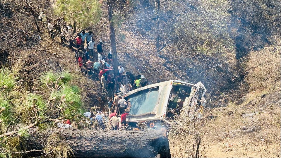 Jammu and Kashmir Akhnoor Accident Bus Carrying Pilgrims Fell Into 150 Feet Deep Gorge News in Hindi