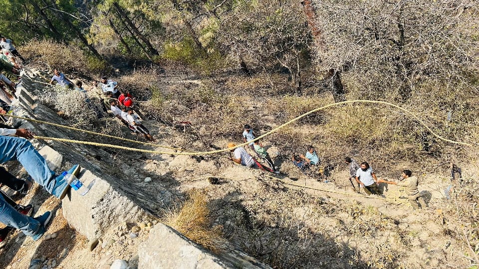 Jammu and Kashmir Akhnoor Accident Bus Carrying Pilgrims Fell Into 150 Feet Deep Gorge News in Hindi