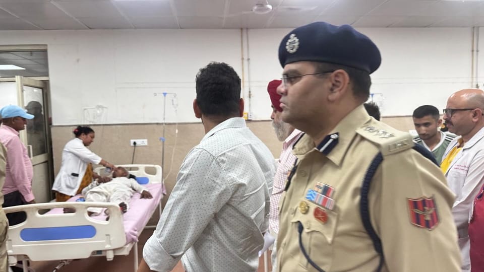 Jammu and Kashmir Akhnoor Accident Bus Carrying Pilgrims Fell Into 150 Feet Deep Gorge News in Hindi