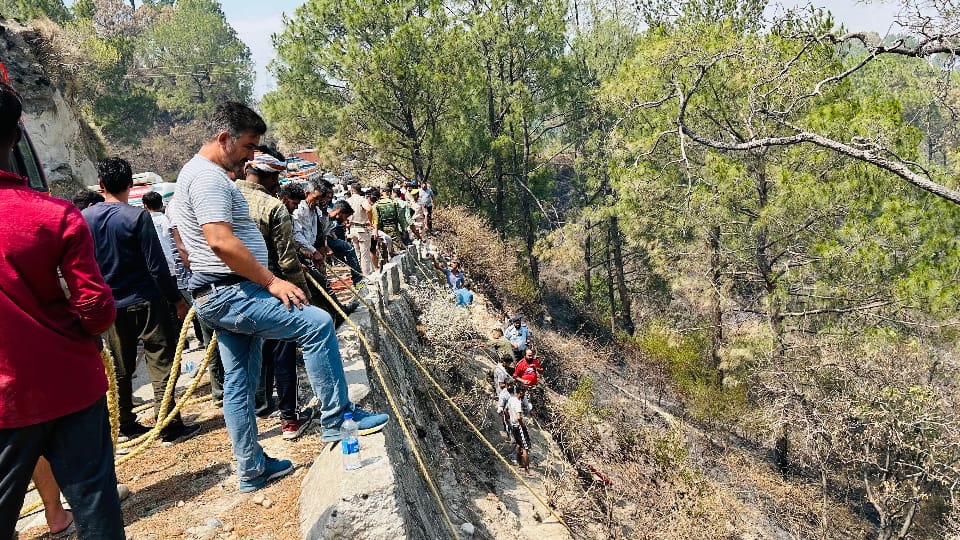 Jammu and Kashmir Akhnoor Accident Bus Carrying Pilgrims Fell Into 150 Feet Deep Gorge News in Hindi
