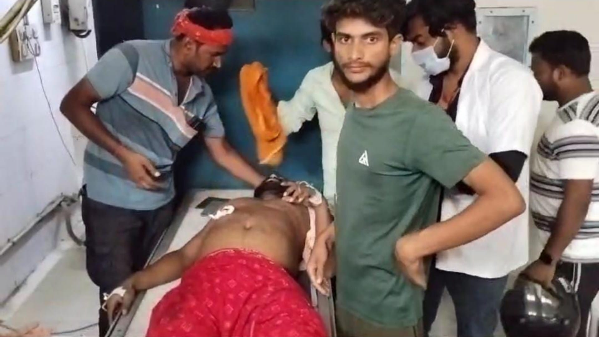 अस्पताल में इलाजरत घायल युवक