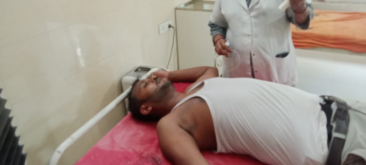 दानापुर के अस्पताल में भर्ती मतदानकर्मी।