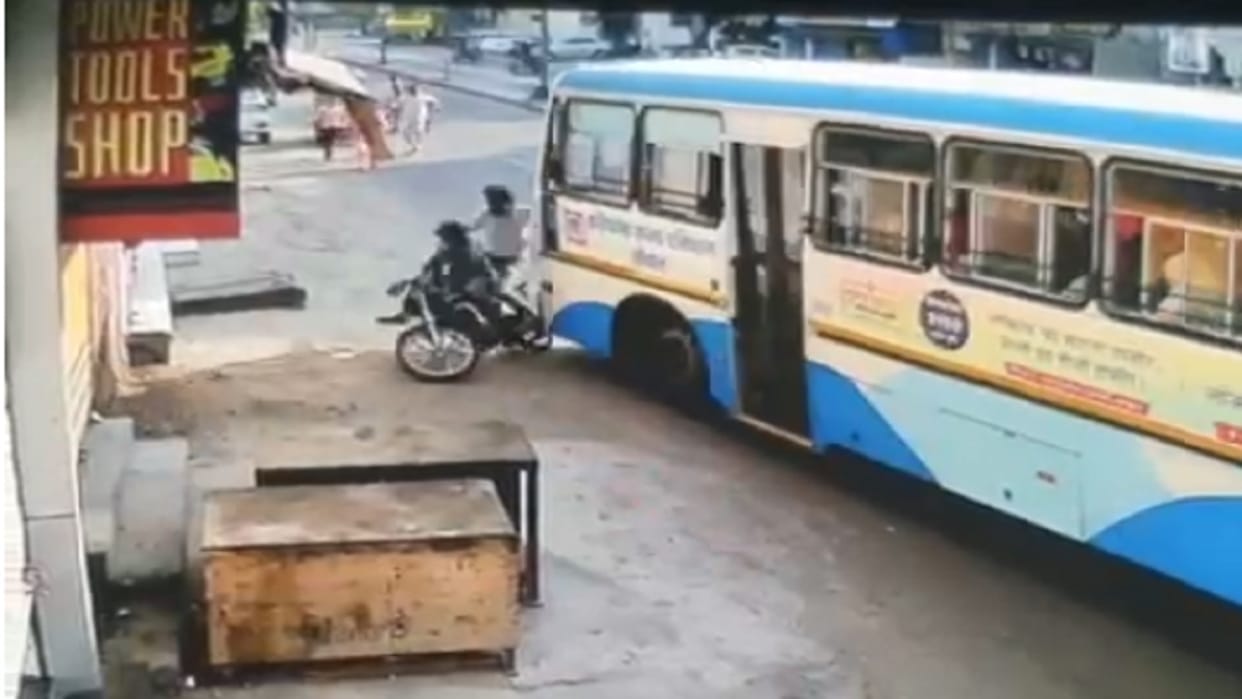 Haryana Roadways driver presence of mind Hit miscreants running away after snatching earrings of elderly woman