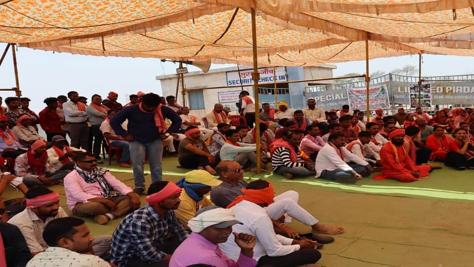 फैक्टरी के बाहर धरने पर बैठे ग्रामीण और परिजन